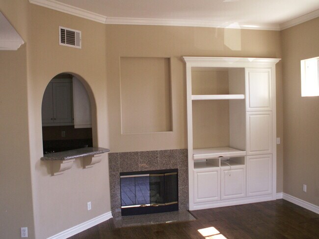 Building Photo - Beautiful 2 Bedroom Condo