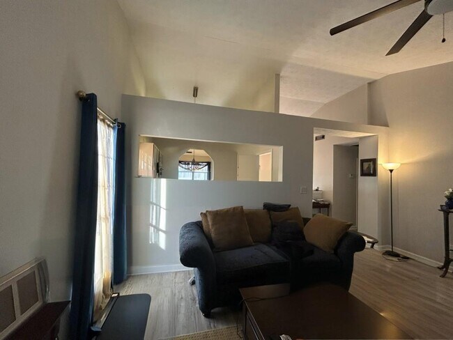 Sala de estar - 6031 Ambassador Dr