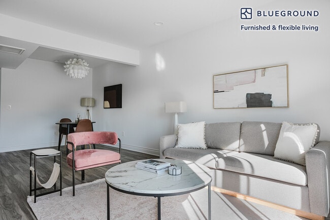 Building Photo - 147 S Doheny Dr