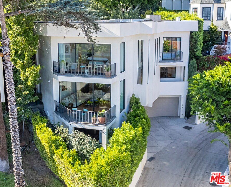 Foto principal - 8241 Lincoln Terrace