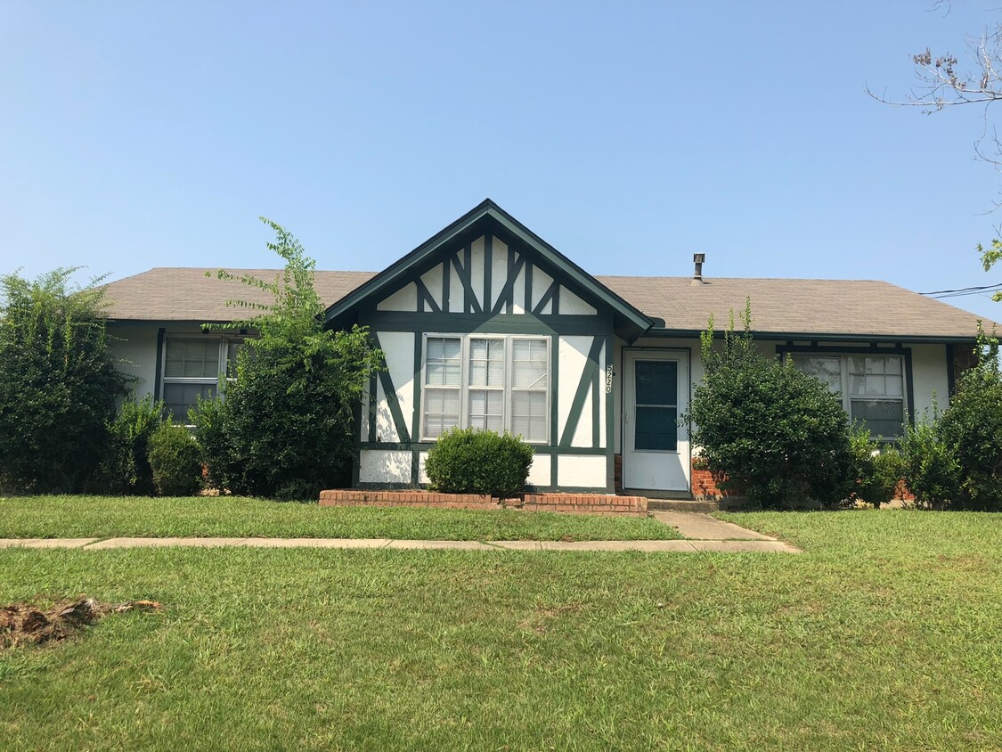 Primary Photo - Vaulted Living Room and Fenced Yard