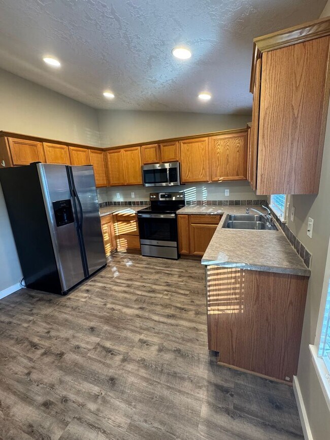 Building Photo - Gorgeous 4 bedroom, 2 bath, Albany