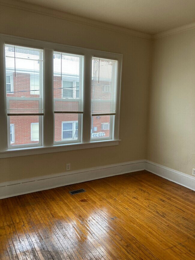 Living Room - 1122 Center Pl