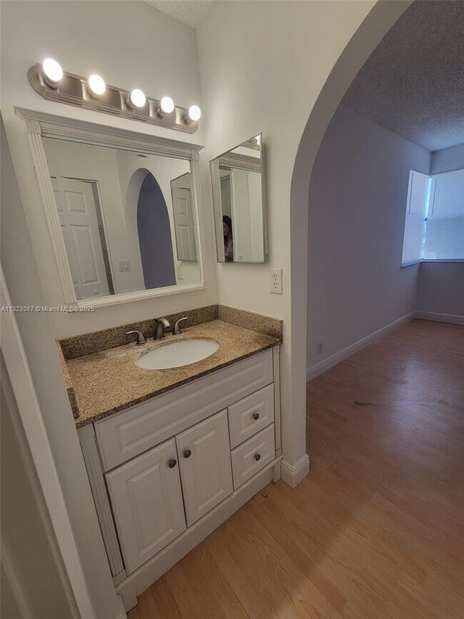 Foto del edificio - 5641 Riverside Dr