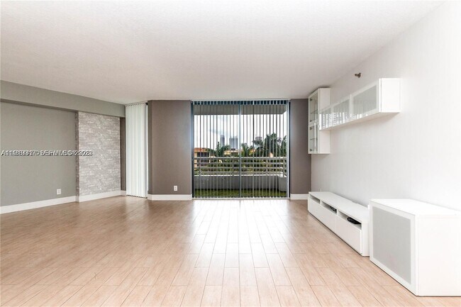 Foto del edificio - 3300 NE 192 St