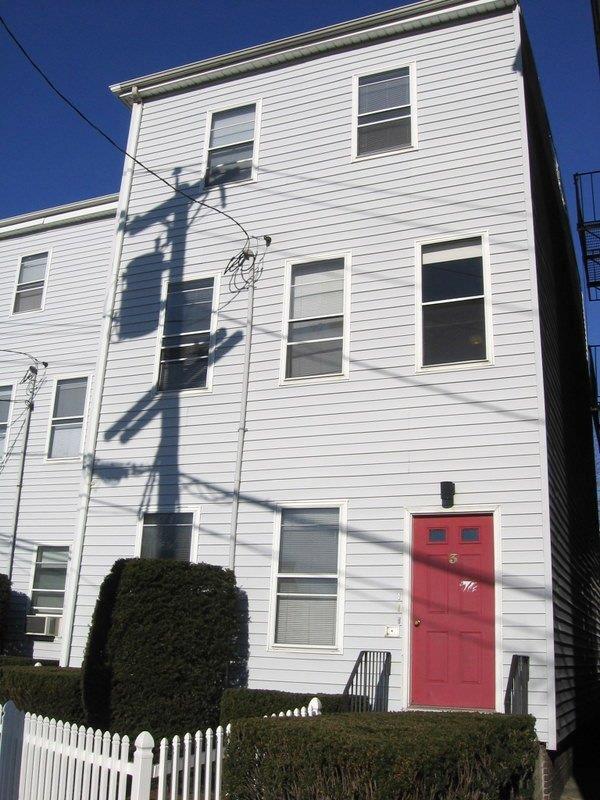 Building Photo - 3 Elm St
