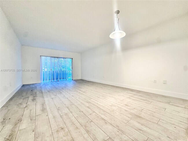 Foto del edificio - 6890 N Kendall Dr