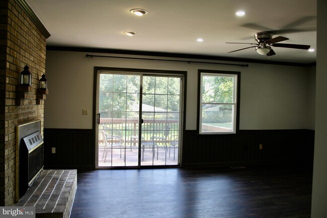 Building Photo - 1005 Oakwood St