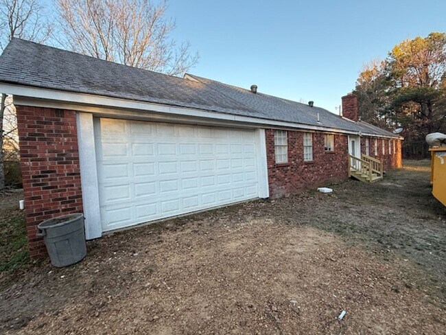 Foto del edificio - Renovated 3 Bedroom 2 Bath Home on 2 Acres!