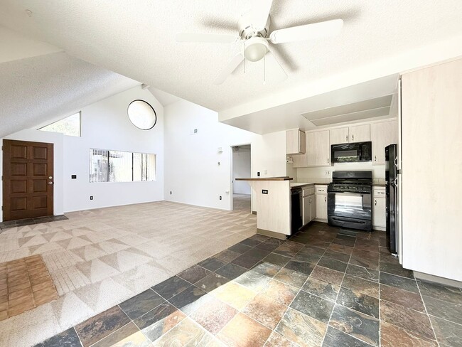 Building Photo - Spacious Condo in Melrose Park