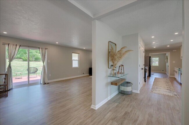 Building Photo - Beautiful Brick Ranch!