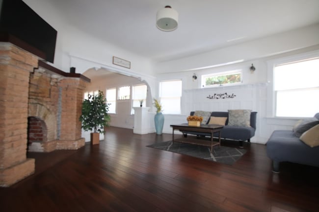 Living room - Bamboo hardwood floors, fireplace - nonoperative - 3458 Arlington Ave