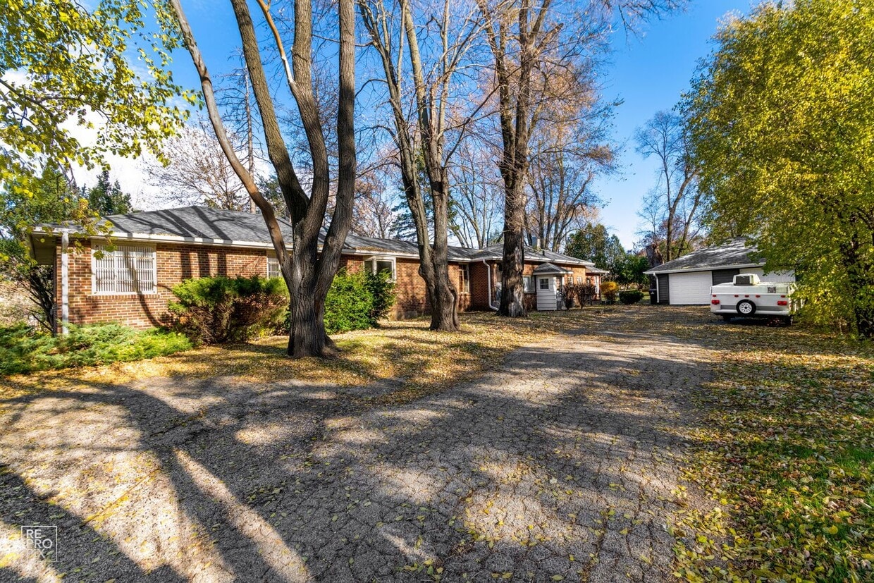 Primary Photo - 1 Bedroom 1 Bath Unit in Grayslake!