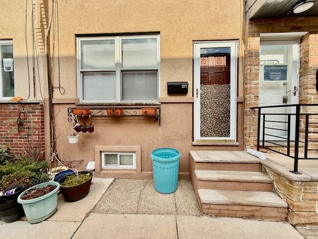 Foto del edificio - Recently UPDATED 3 BD/1 BA HOUSE in great East Passyunk/LOMO location w/ new Engineered Wood Floo...