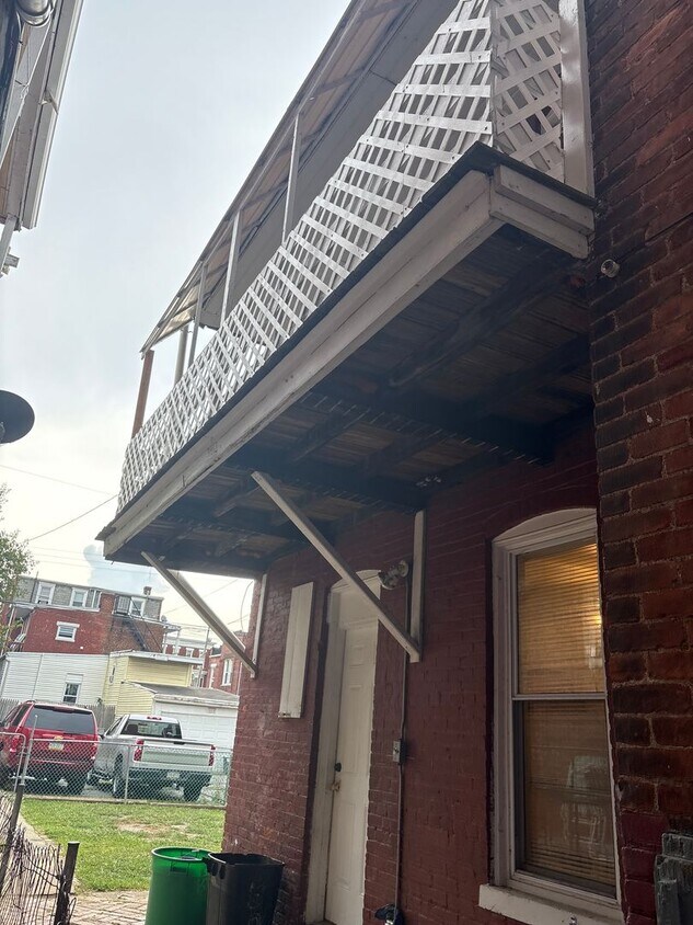Building Photo - Spacious 5 Bedroom 1 Bath House, Parking-Y...