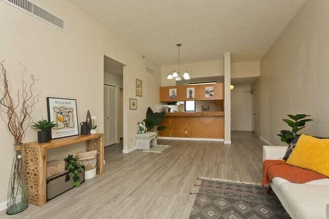 Foto del edificio - PENTHOUSE 2 Bed, 2 Bath, 2 Parking