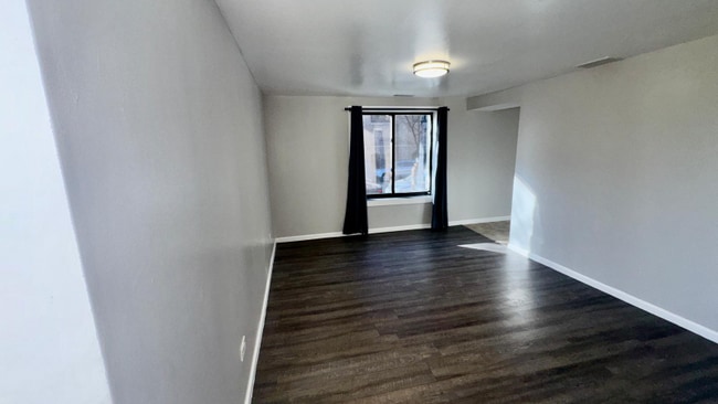 Building Photo - 1360 W Evergreen Ave