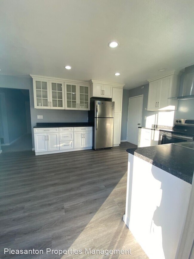 Building Photo - 3 br, 2 bath House - 1671 Heidelberg Dr.