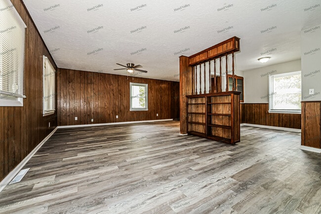 Building Photo - 123 N Kendall Dr