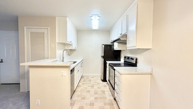 Foto del edificio - Remodeled 1 Bed 1 Bath Condo. Stainless Steel Appliances. Pool and Hot Tub