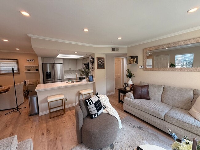 Foto del edificio - Recently Renovated Gated Long Beach Condo with Washer/Dryer, A/C, Pool, Gym, and 3 Parking Options