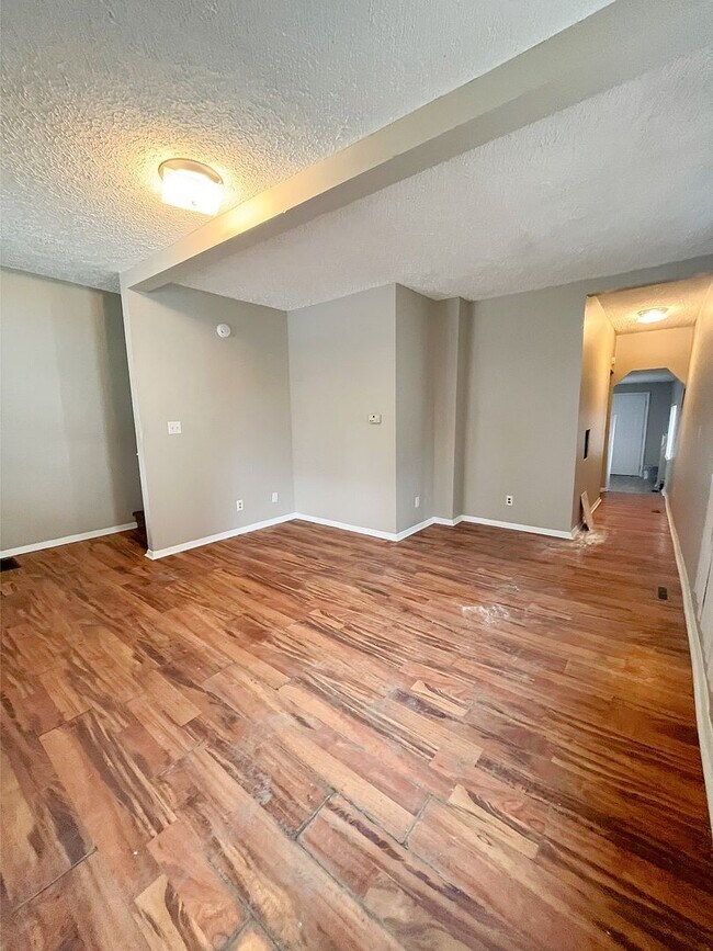 Building Photo - Three Bedroom Home
