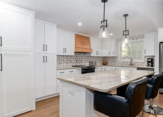 Foto del edificio - 7417 Shadowlake Dr