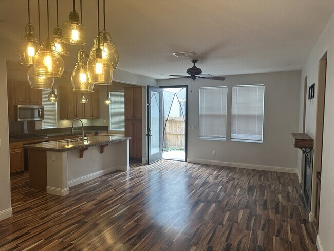 Foto del edificio - 3904 Purple Finch Ln