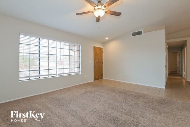Foto del edificio - 10060 E Falcon Point Dr