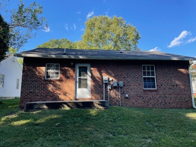 Foto del edificio - 3 Bed/ 1 Bath Charming House!