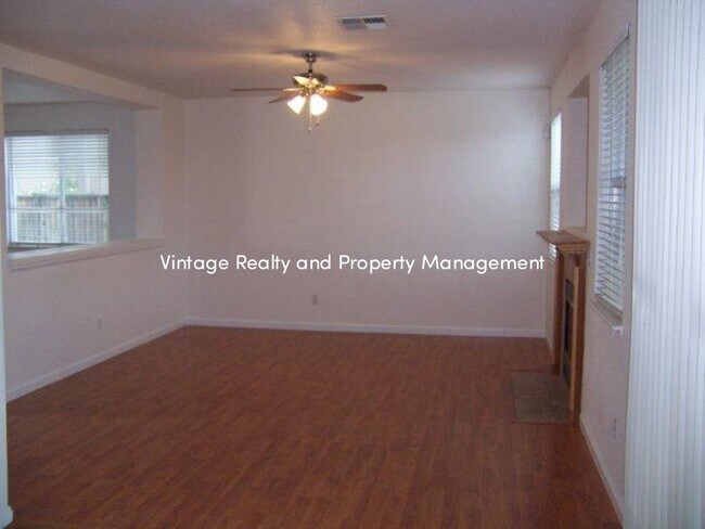 Foto del edificio - Updated 4 Bedroom Two Story Home That Is B...