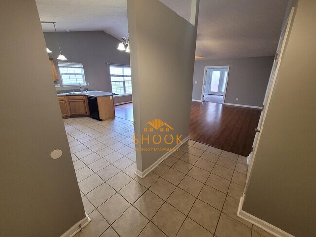 Foto del edificio - COZY 2 BR+DEN IN GREAT NEIGHBORHOOD