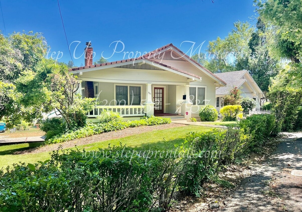 Primary Photo - Beautiful 1920's 3 Bed 1 Bath Home Within ...
