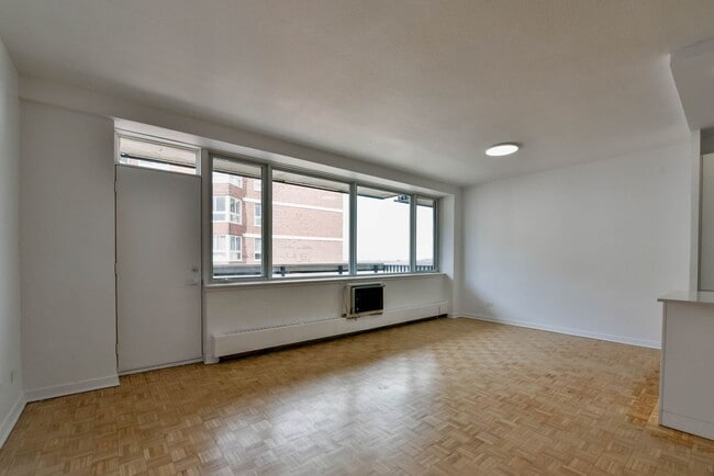 Building Photo - 900 Av. Rockland