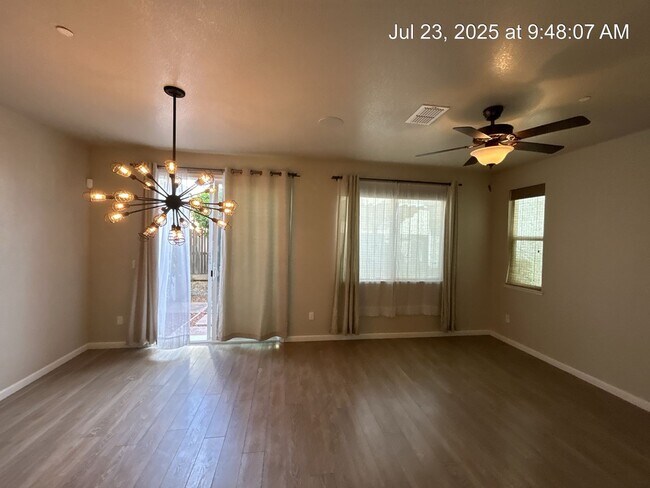 Building Photo - Upgraded 3 Bed, 2 Bath Home in North Sacra...
