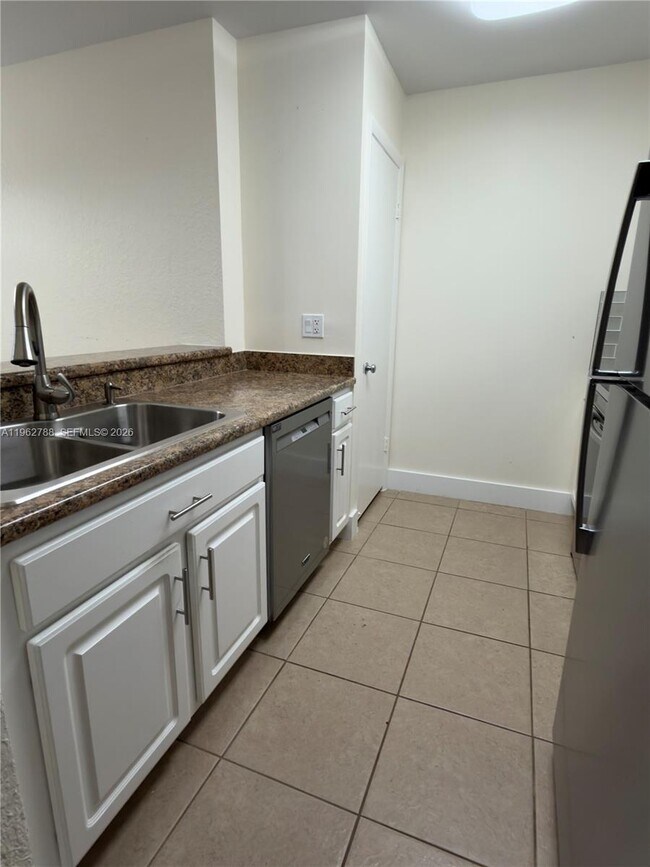 Foto del edificio - 2811 N Oakland Forest Dr