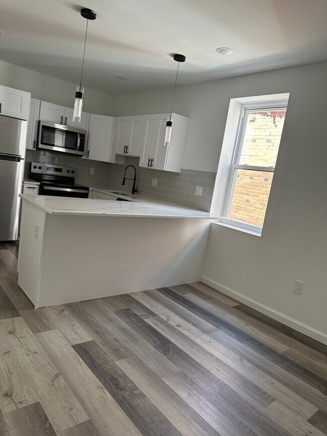 Building Photo - Newly Remodeled 3 Bedroom/2 full baths, modern fixtures, all new appliances, onsite laundry, luxu...
