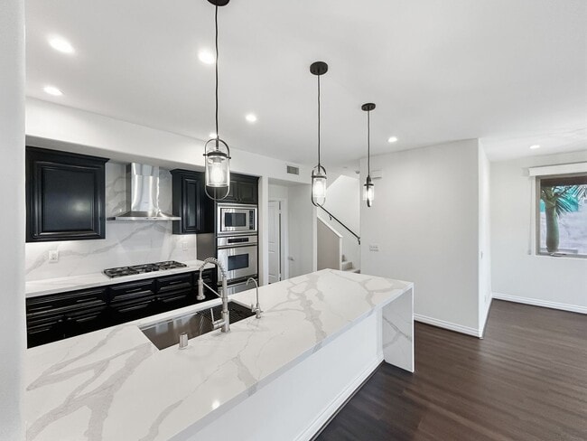 Building Photo - Beautiful 3BD/3.5BA W/ A/C and 2-Car Attached Garage in Hillcrest!