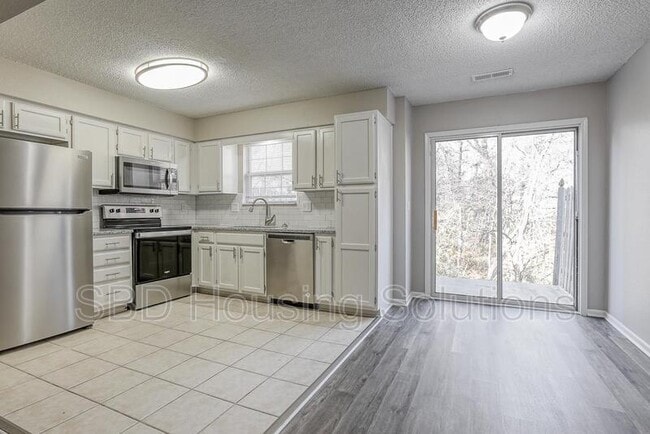 Building Photo - 106 NE Dogwood