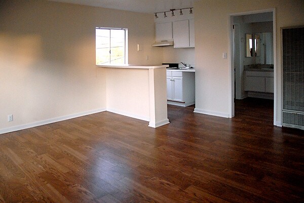 Studio - 7100 Kittyhawk Ave