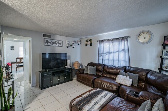 Foto del edificio - 2 Story Condo for Annual rent in Fairway Oaks