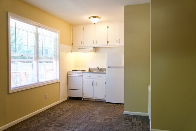 Building Photo - 1010 Winterhill Dr