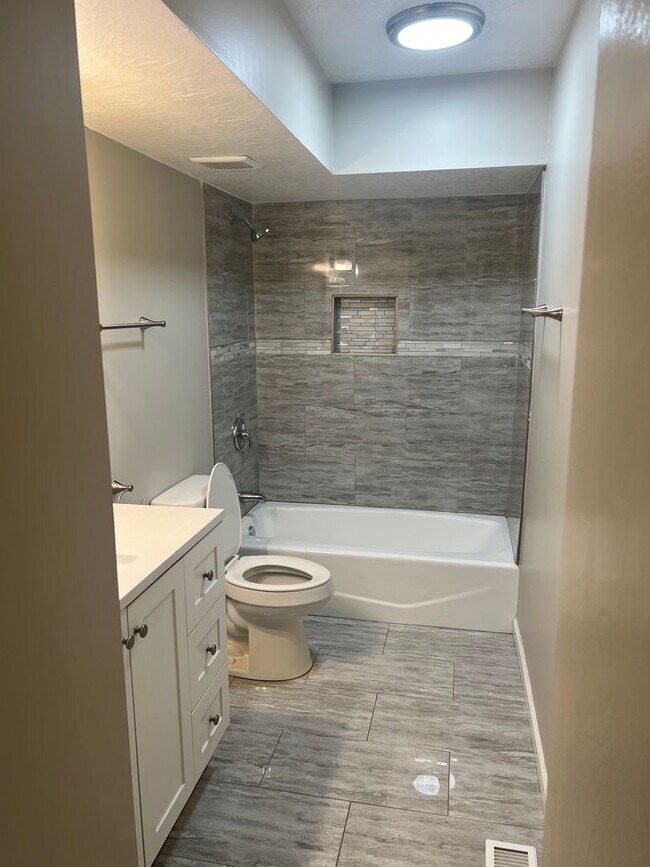 Building Photo - 2 bedroom fully renovated