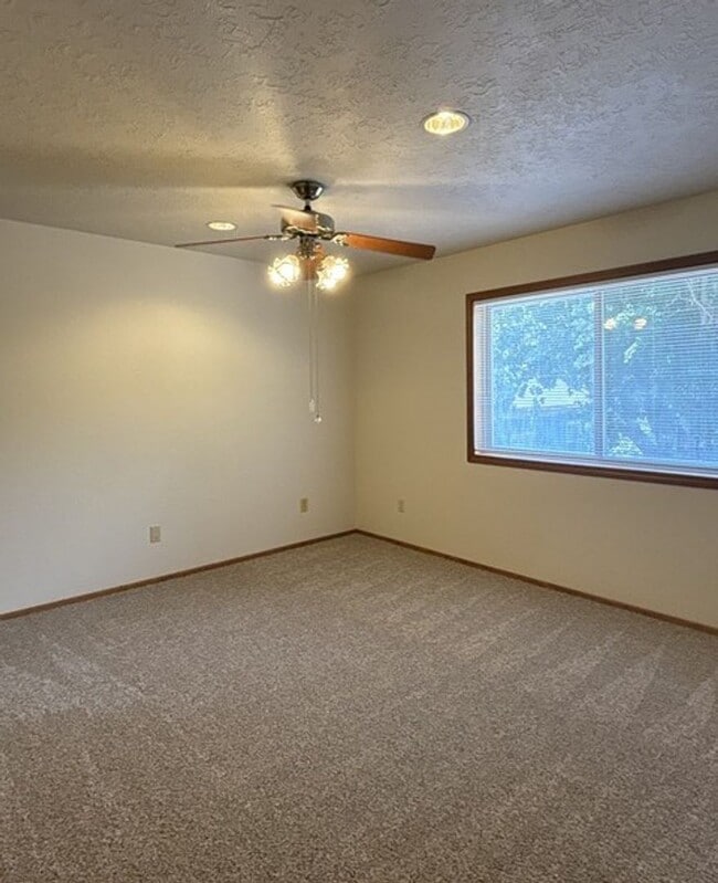 Building Photo - 2Bd/2Ba Two-Story Home - Available Soon!