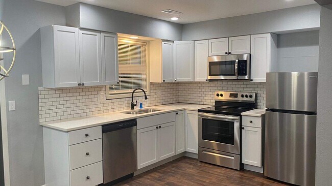 Kitchen - 113 NE Greystone Dr