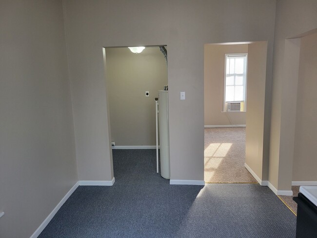 Building Photo - One Bedroom House Close to Campus!!