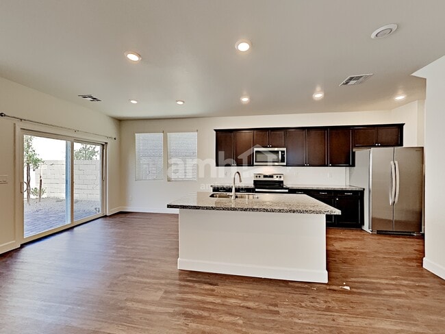 Foto del edificio - 4725 Tire Swing St