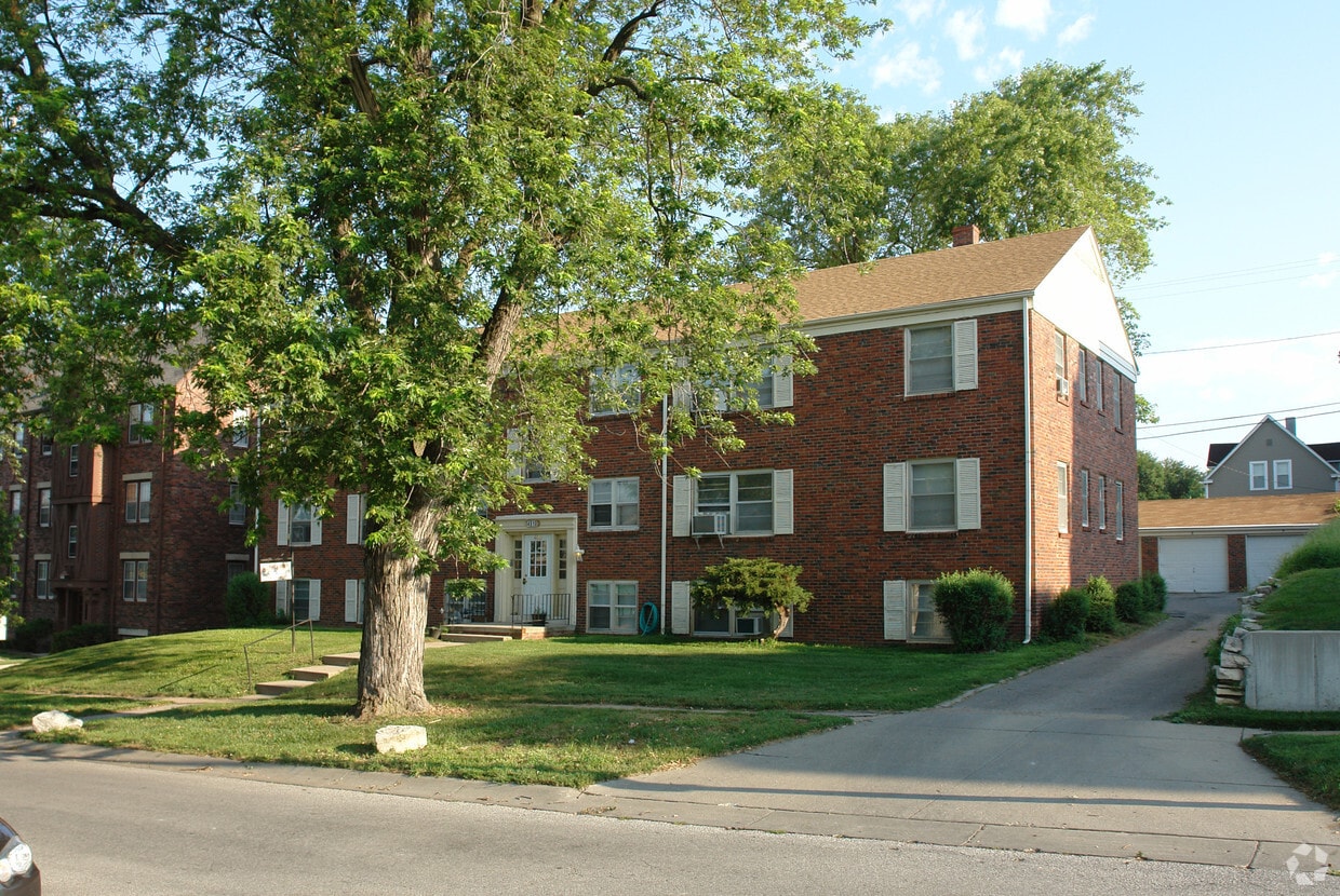 Sweetbriar Apartments in Omaha, NE