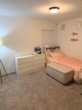 Building Photo - 204 Shoreview Dr