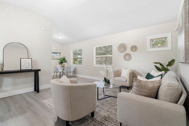 Building Photo - 6113 Hialeah St